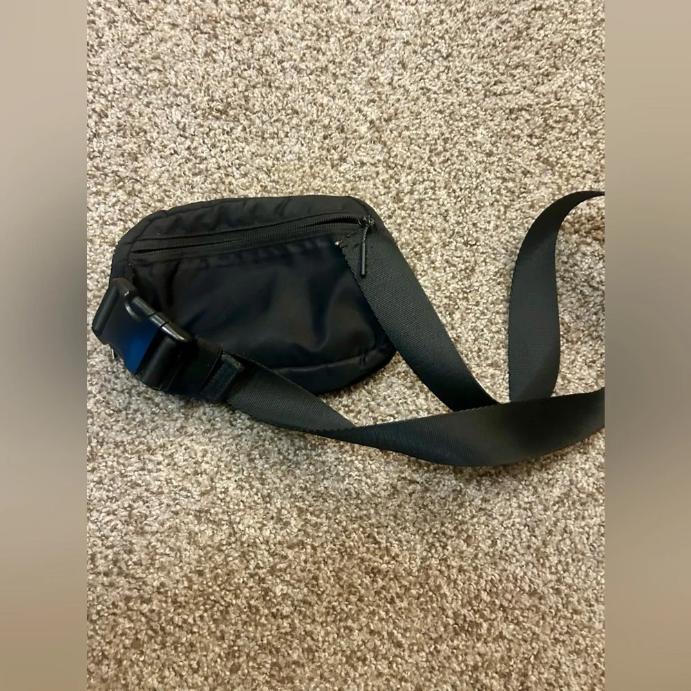 Lululemon Everywhere Belt Bag Black 1L Adjustable Strap MSRP $70 - Picture 4 of 5
